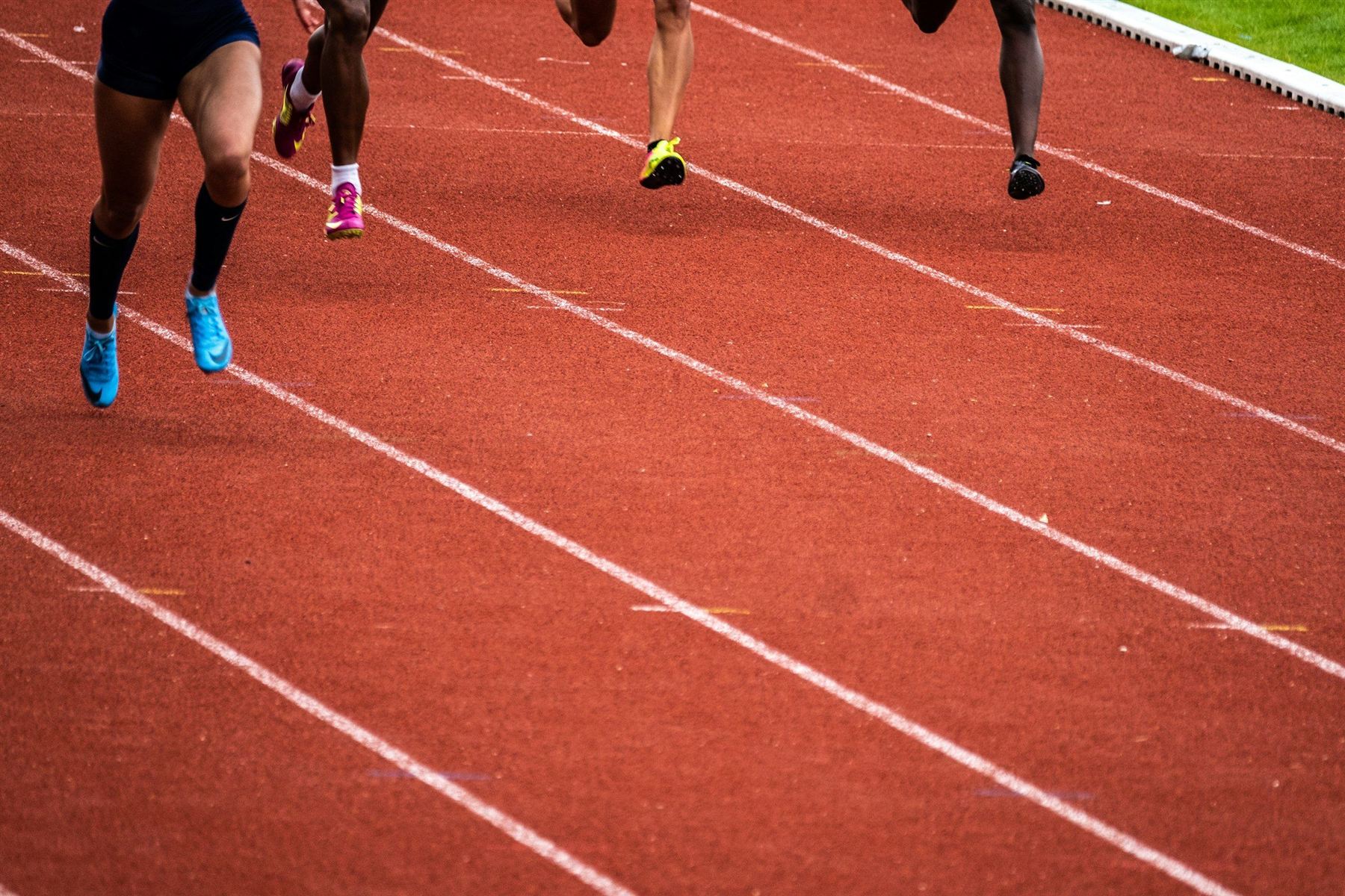 Cames de corredors amb claus sobre les línies d'una pista d'atletisme